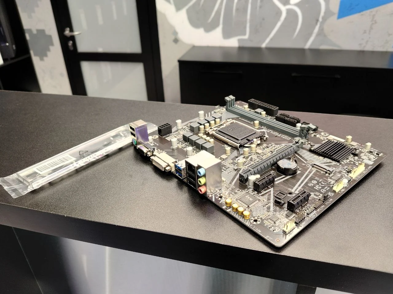 Материнская плата Gigabyte H510M D2VX SI, 1200, DDR4 новая - миниатюра 3