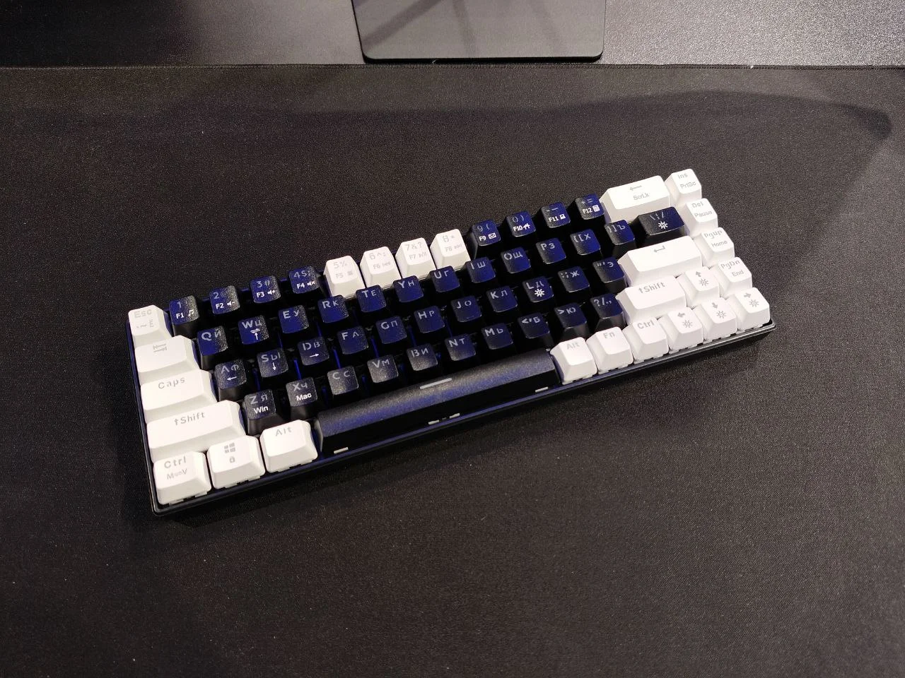 Игровая механическая клавиатура (мини) KA68, RGB - миниатюра 2