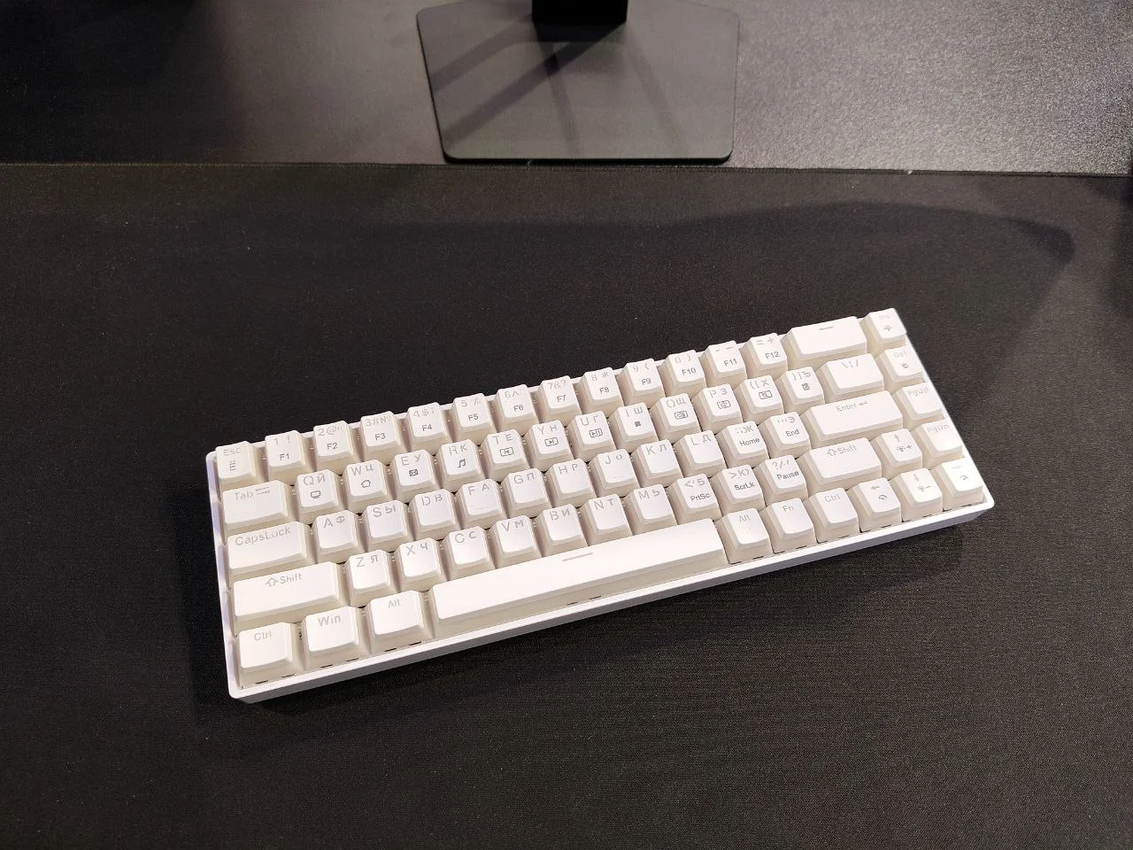 Игровая механическая клавиатура (мини) TK68, White, RGB - миниатюра 2