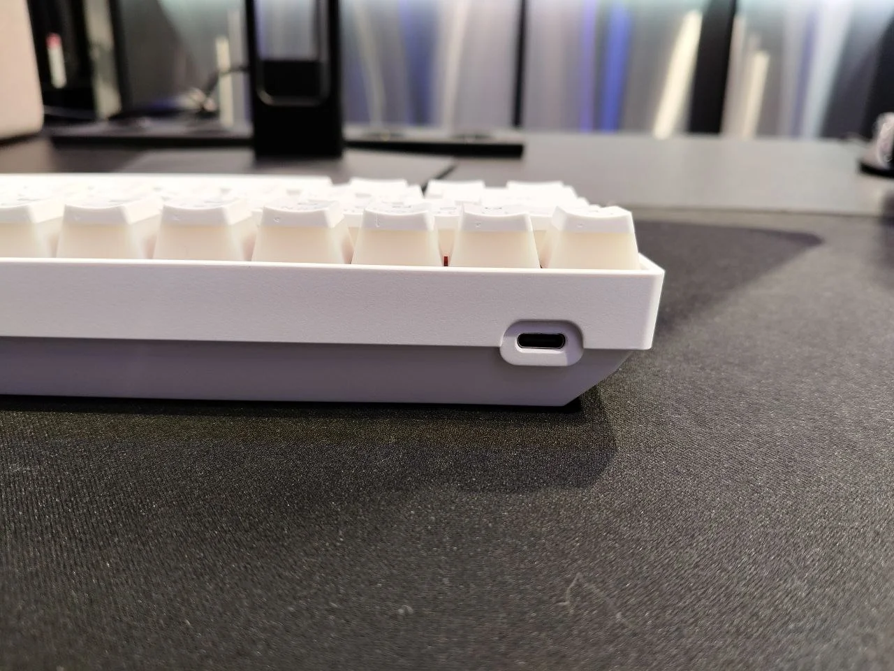 Игровая механическая клавиатура (мини) TK68, White, RGB - миниатюра 3