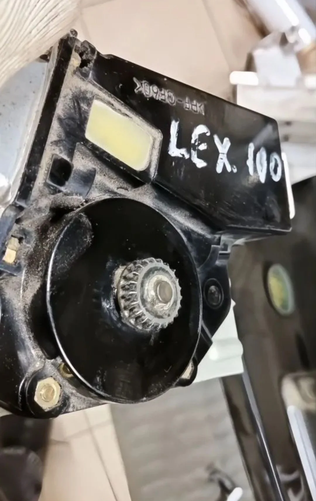 Мотор привода люка Lexus RX300 XU10 1998-2003 - миниатюра 7