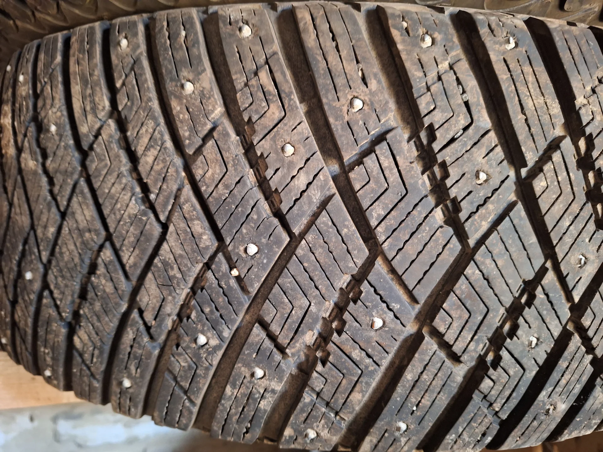 Шины зимние шипованные Goody Year 255/55r19 - миниатюра 2