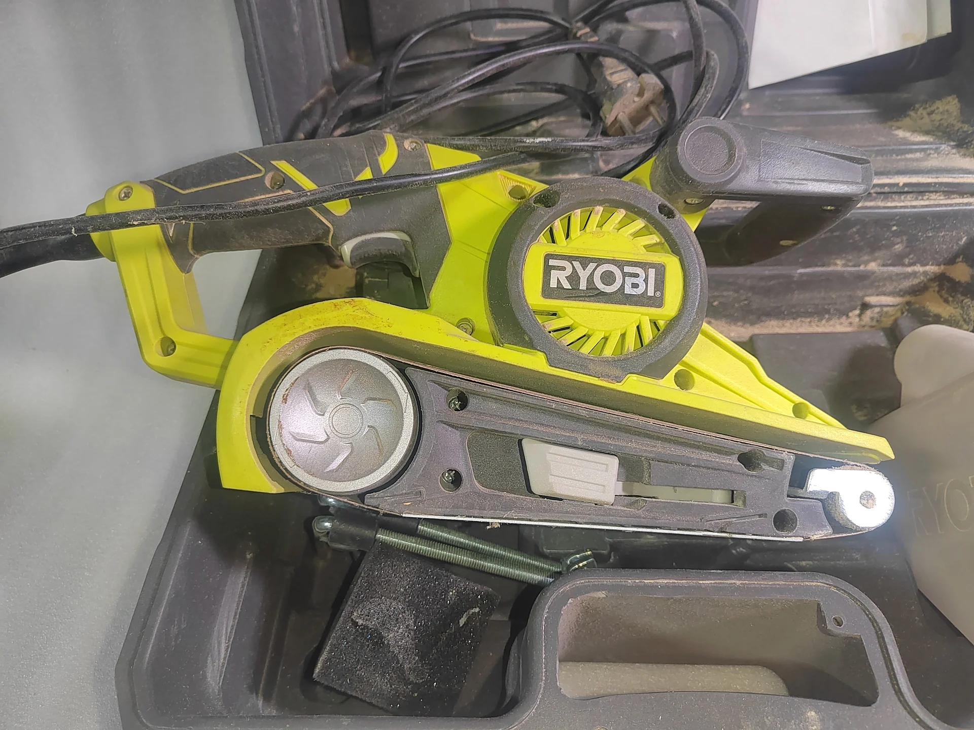 Ленточная шлифмашина Ryobi EBS800V