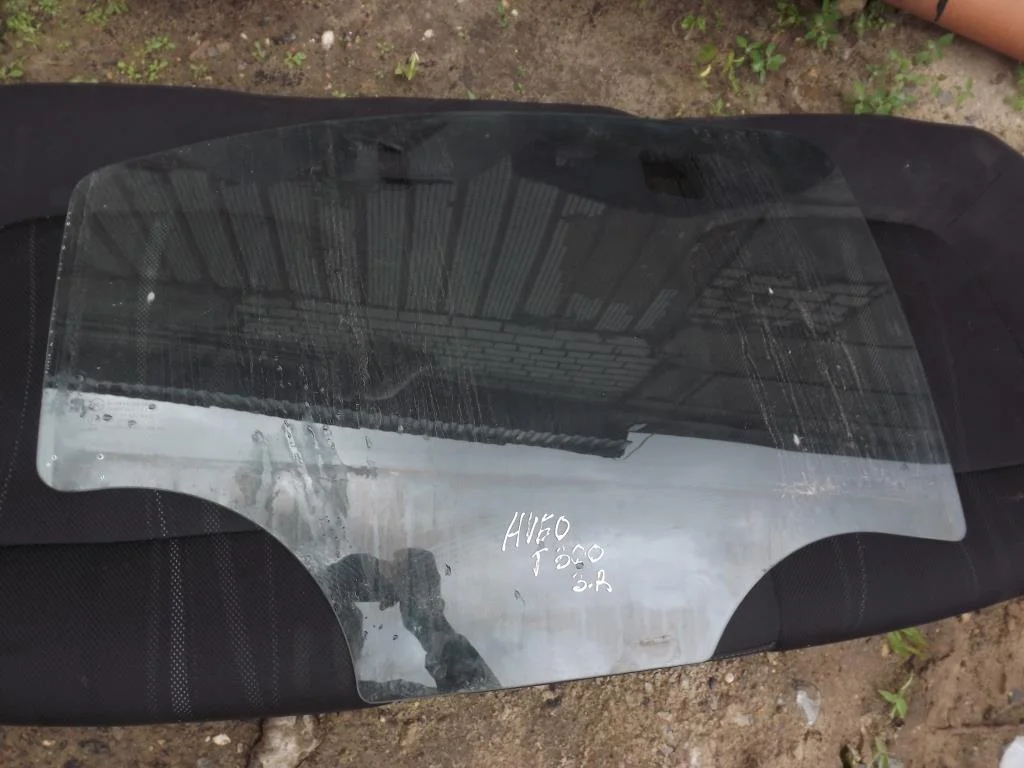 Стекло двери задней правой Шевроле Авео Т300 - изображение 1