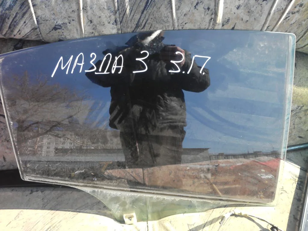 Стекло двери задней правой Мазда 3 BK - изображение 1