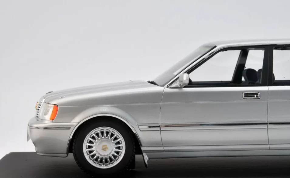 1993 Toyota Crown 133 Limited Edition 12/100, 1/18 - миниатюра 3