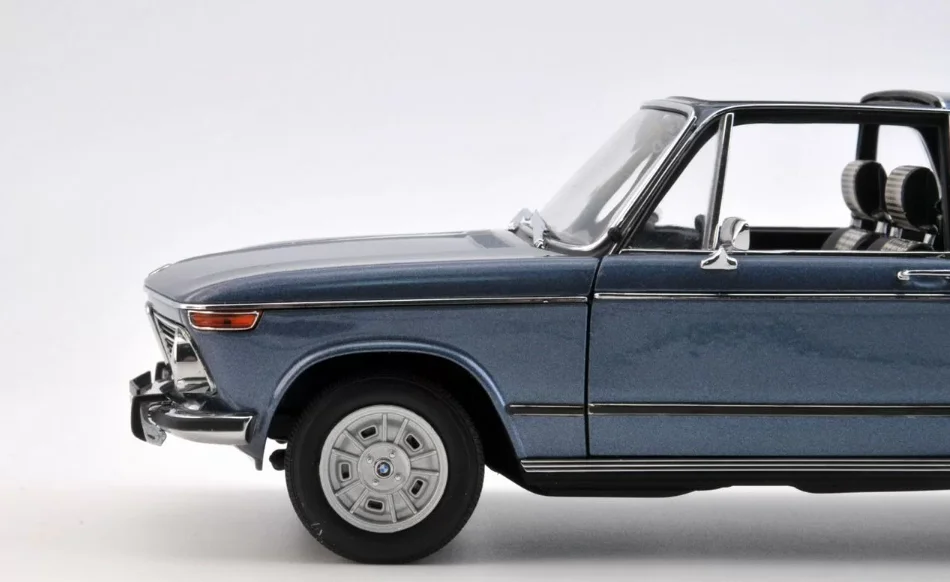 Autoart BMW 2002 Baur Cabrio 1/18 - миниатюра 2