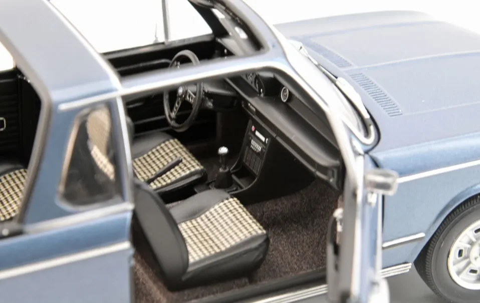 Autoart BMW 2002 Baur Cabrio 1/18 - миниатюра 8