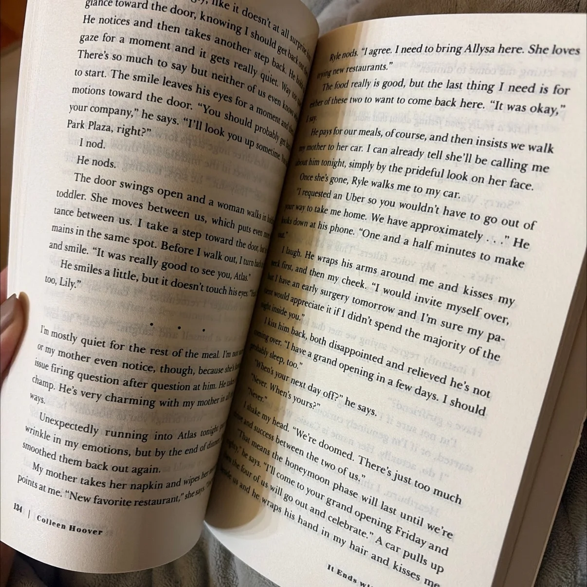 Книга на английском Coleen Hoover It ends with us - миниатюра 4