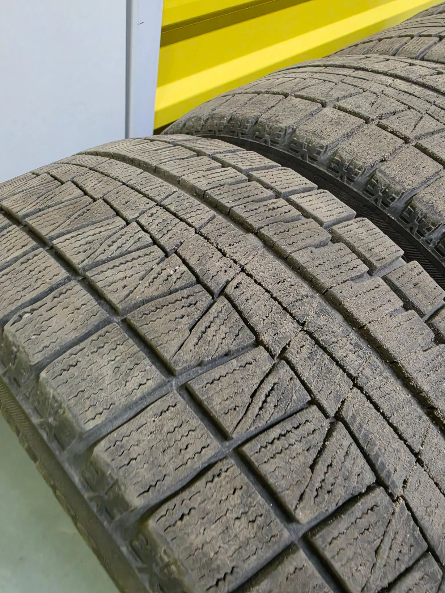 Bridgestone revo gz 225 50 17 - миниатюра 3