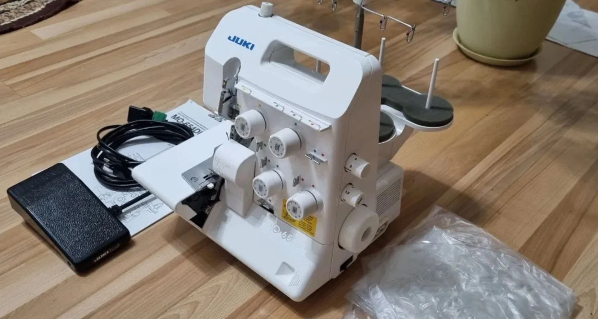 Оверлок Juki mo 654de - миниатюра 2