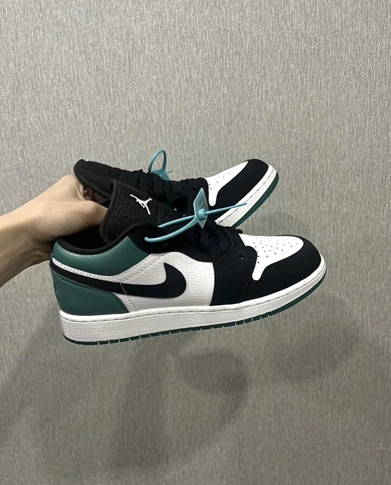 Кроссовки Nike Air Jordan 1 женские оригинал 38,5 - изображение 1