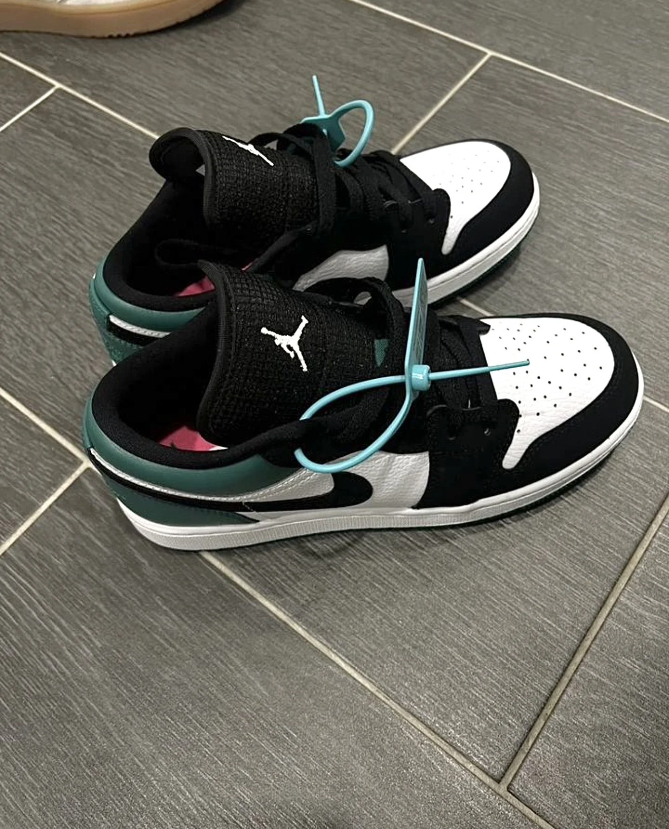Кроссовки Nike Air Jordan 1 женские оригинал 38,5 - миниатюра 2