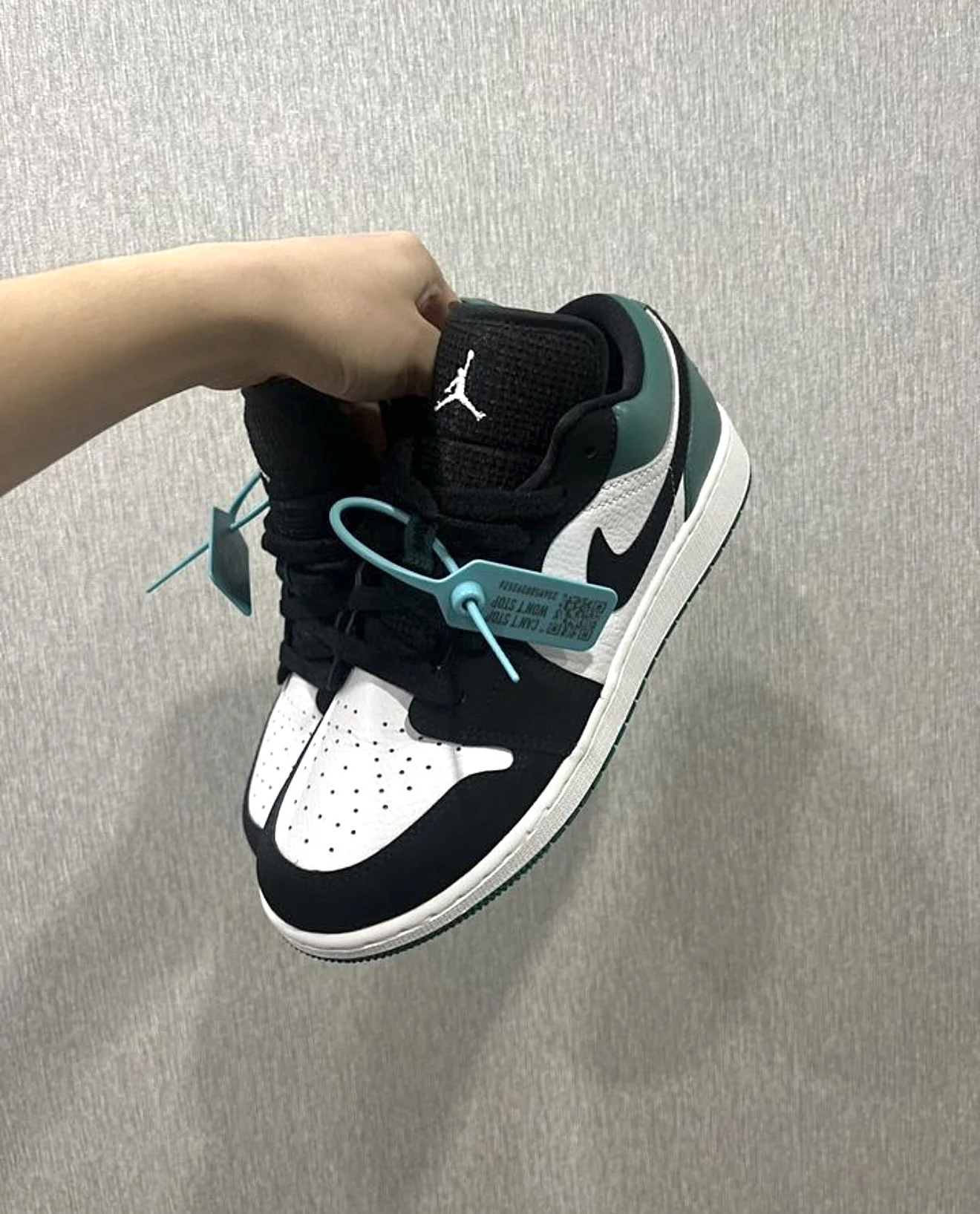 Кроссовки Nike Air Jordan 1 женские оригинал 38,5 - миниатюра 3