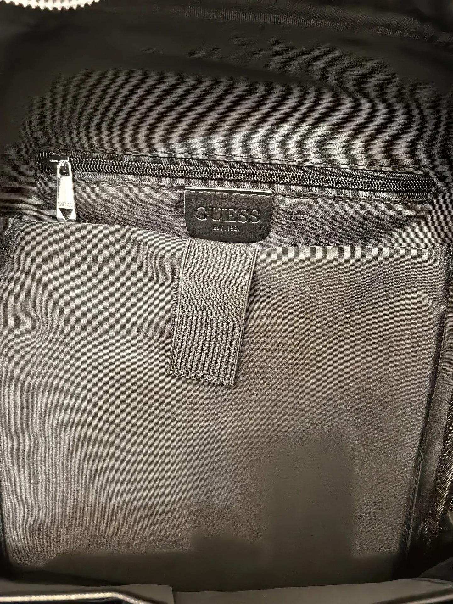 рюкзак Guess квадратный, вместительный, стильный - миниатюра 4