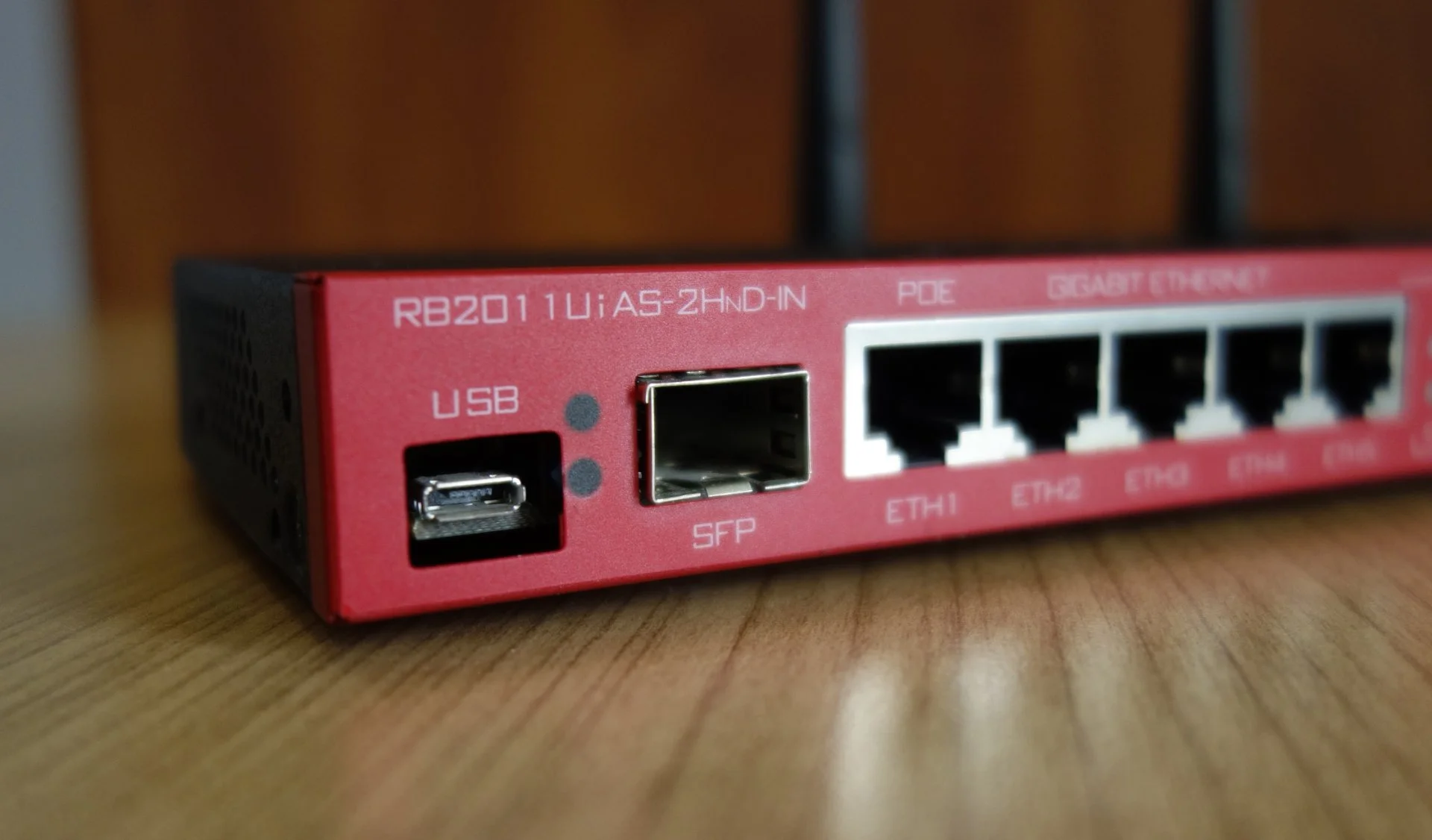 Wi-Fi роутер MikroTik RB2011UiAS-2HnD-IN - миниатюра 3