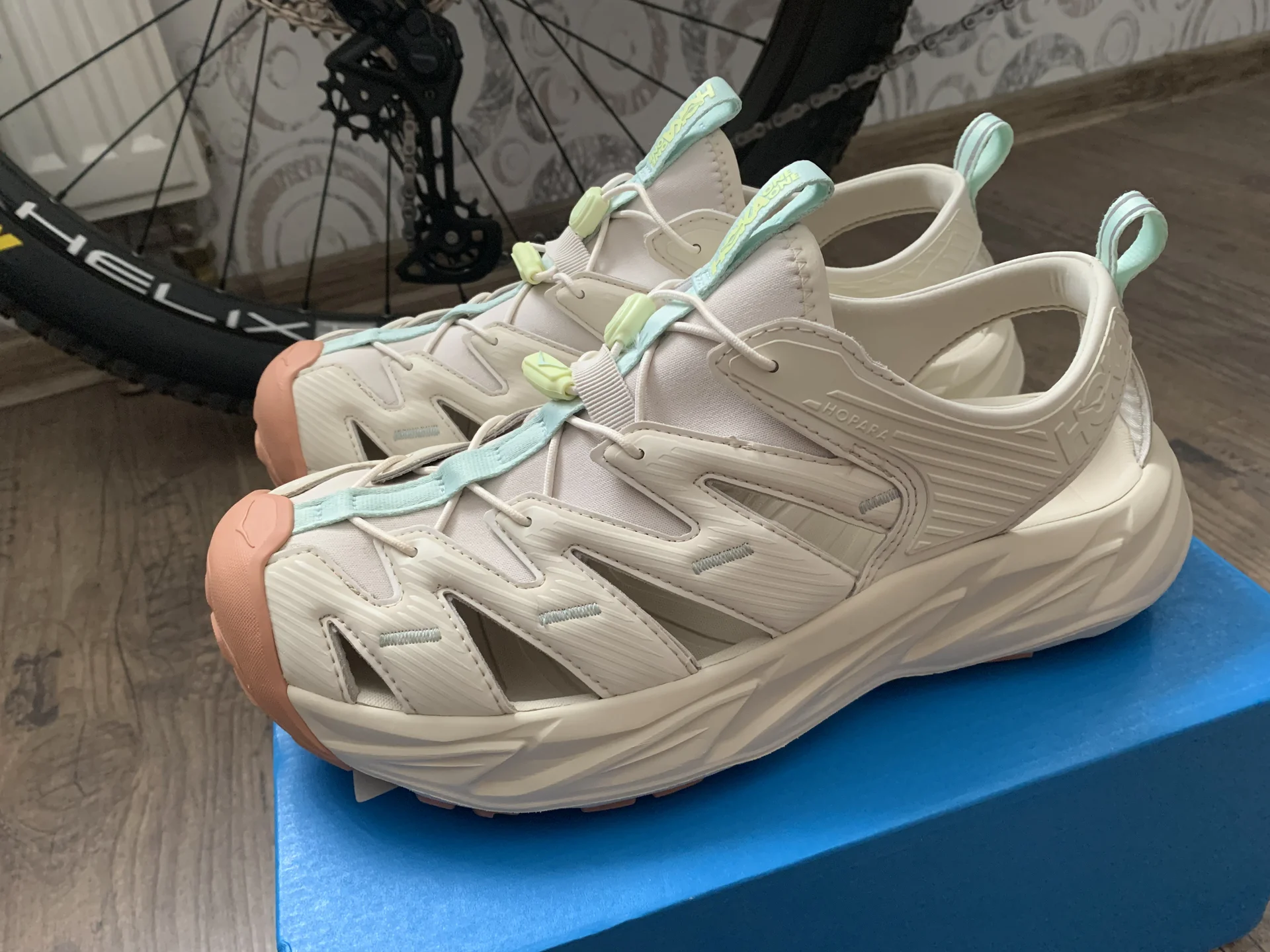 кроссовки (сандали) hoka one one - изображение 1