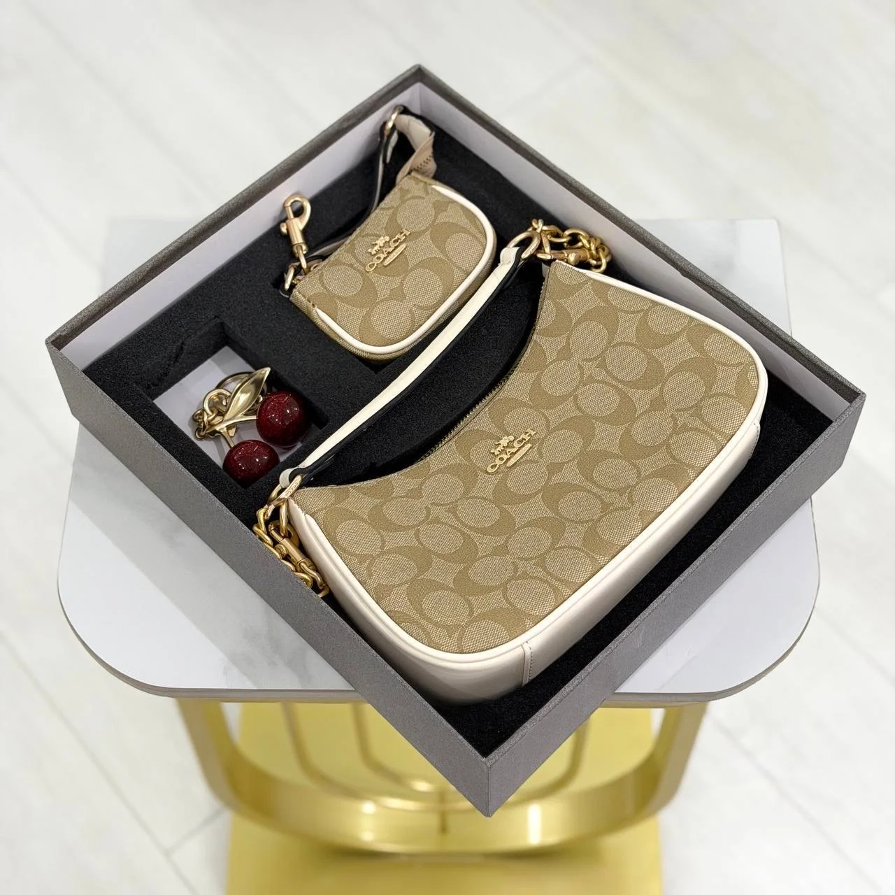 Сумка Coach брелок вишенки монетница - миниатюра 8