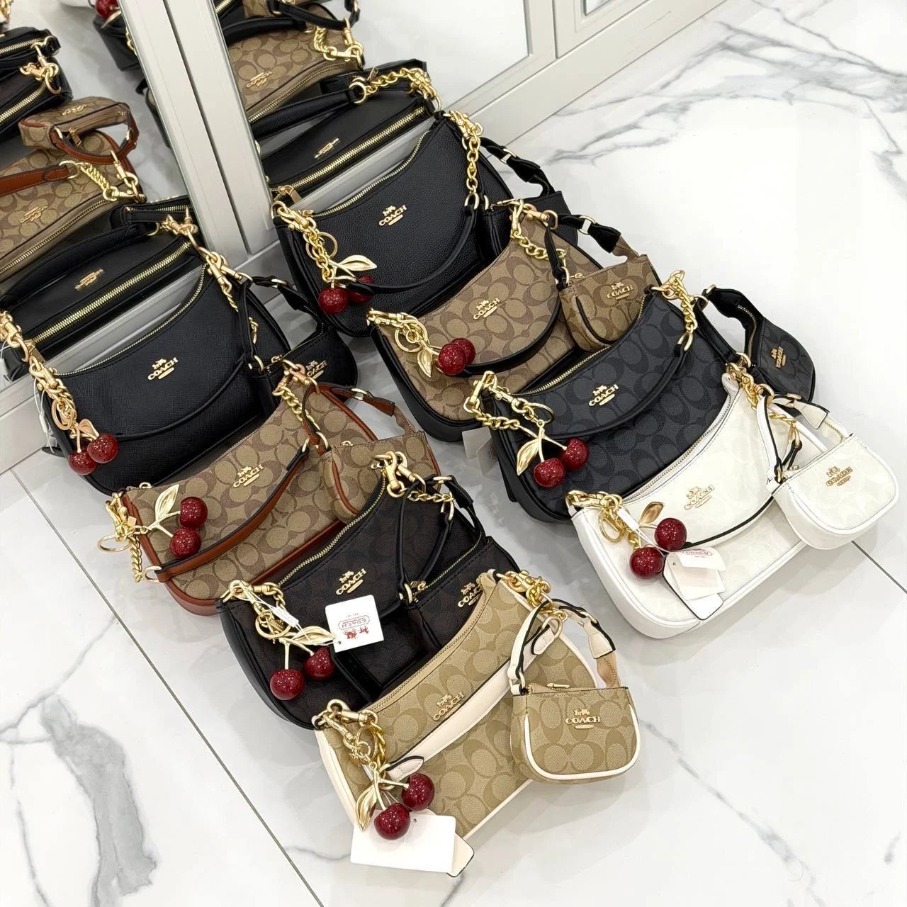 Сумка Coach брелок вишенки монетница - миниатюра 9