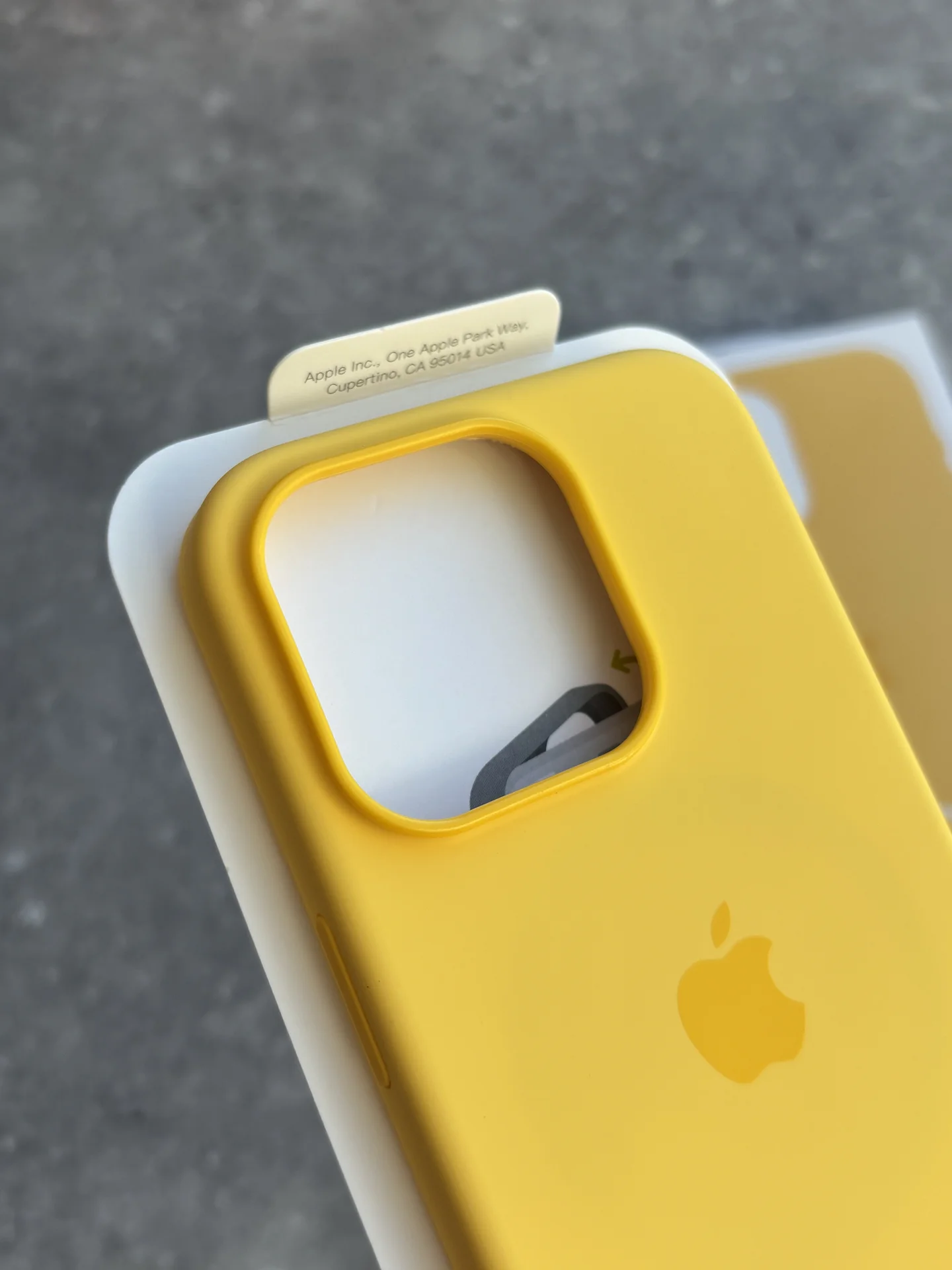 Чехол Silicon Case iPhone 15 Pro Sunshine желтый - миниатюра 2