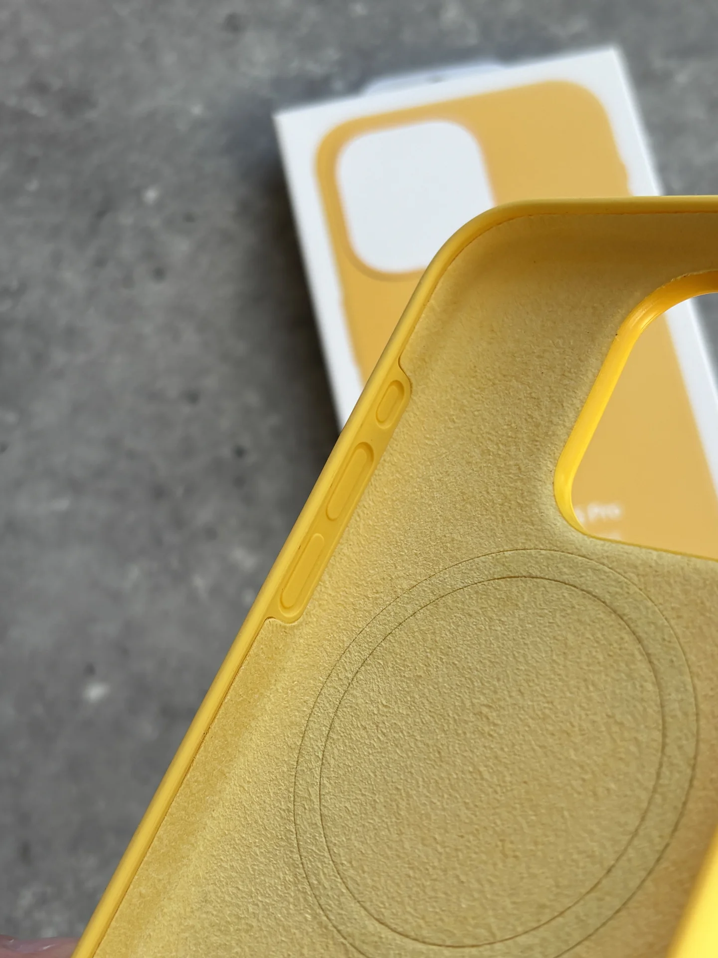 Чехол Silicon Case iPhone 15 Pro Sunshine желтый - миниатюра 7