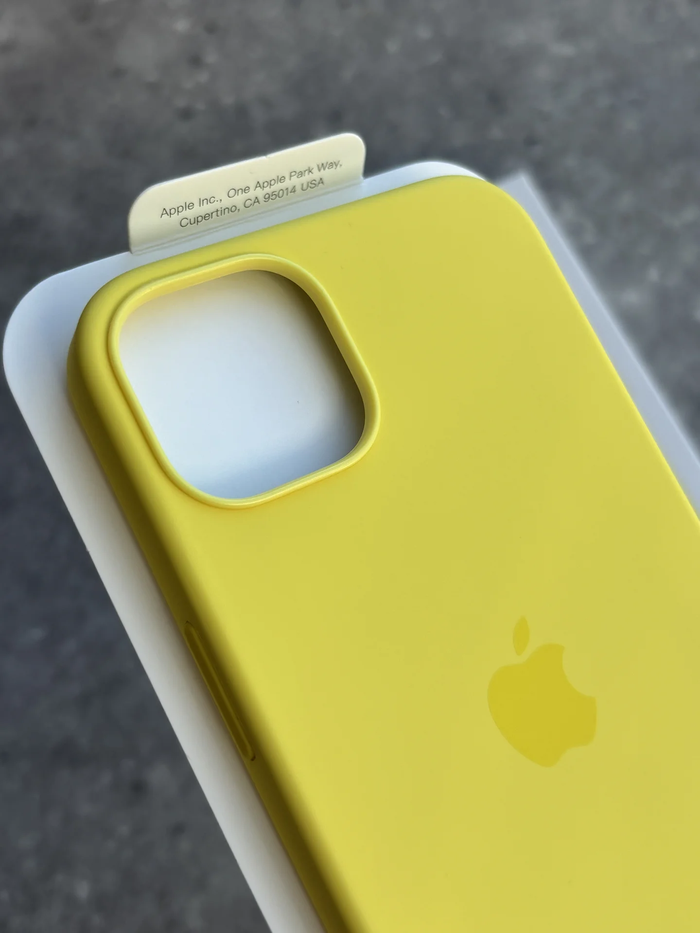 Чехол Silicon Case iPhone 13 Lemon Zest желтый - миниатюра 2