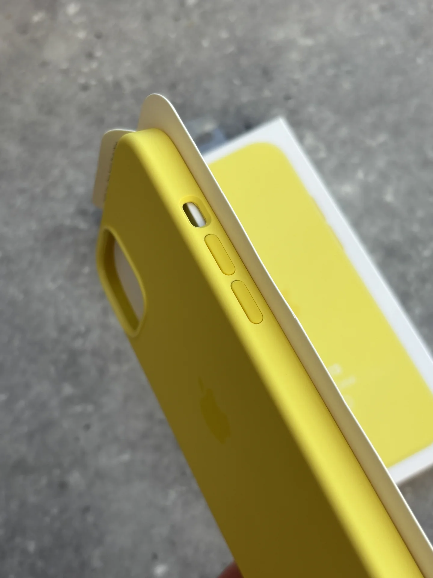 Чехол Silicon Case iPhone 13 Lemon Zest желтый - миниатюра 3