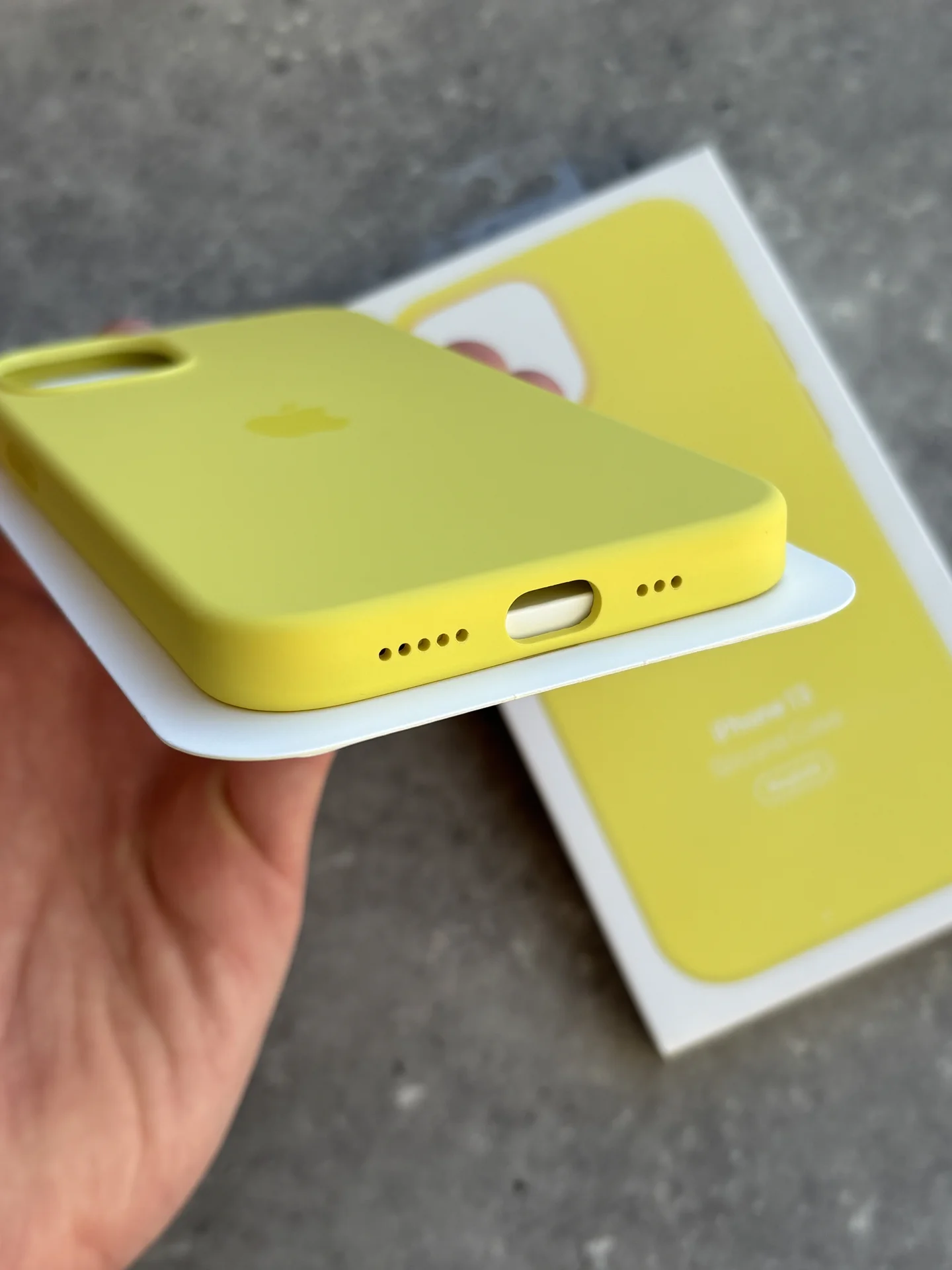 Чехол Silicon Case iPhone 13 Lemon Zest желтый - миниатюра 4