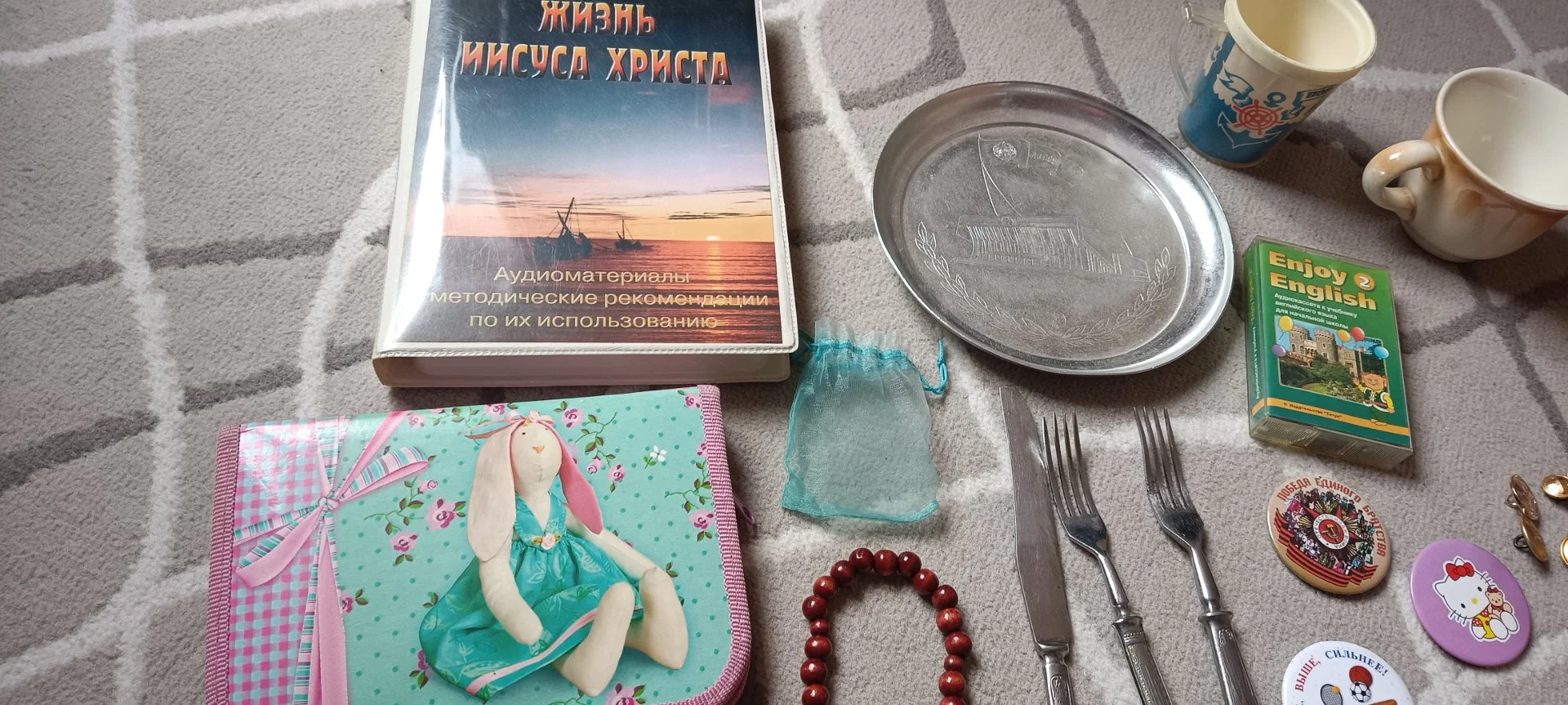 Сборный лот всякая всячина. Ключи значки чётки чашки пуговицы календарь деревянный,пенал ,вилка нож - миниатюра 5