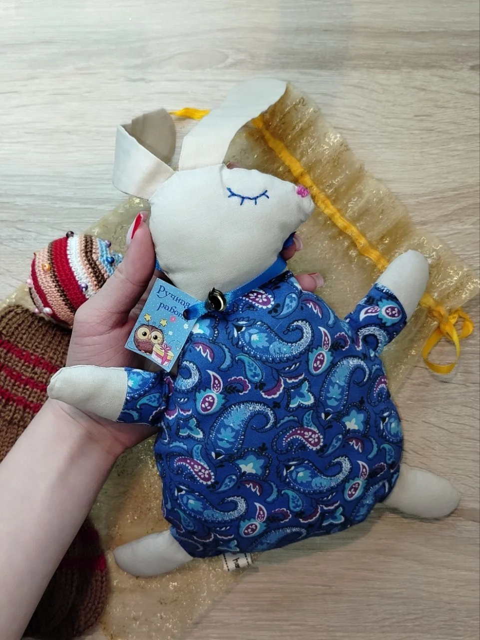 Детские вязаные носки с игрушкой - миниатюра 2