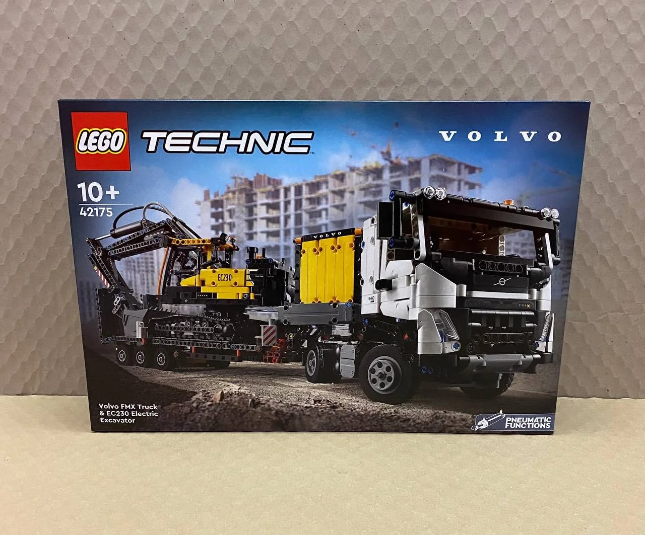 Lego Technic 42175 Volvo EMX Truck & Excavator - изображение 1