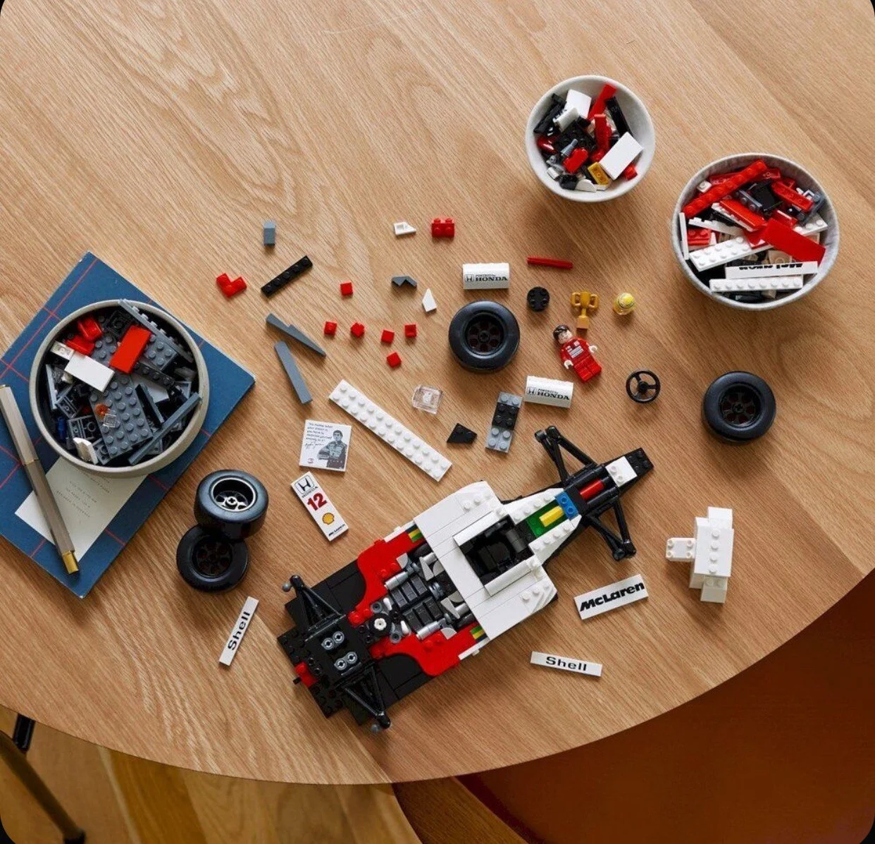 Lego Icons 10330 McLaren F1 MP4/4 Аиртон Сенна - миниатюра 5