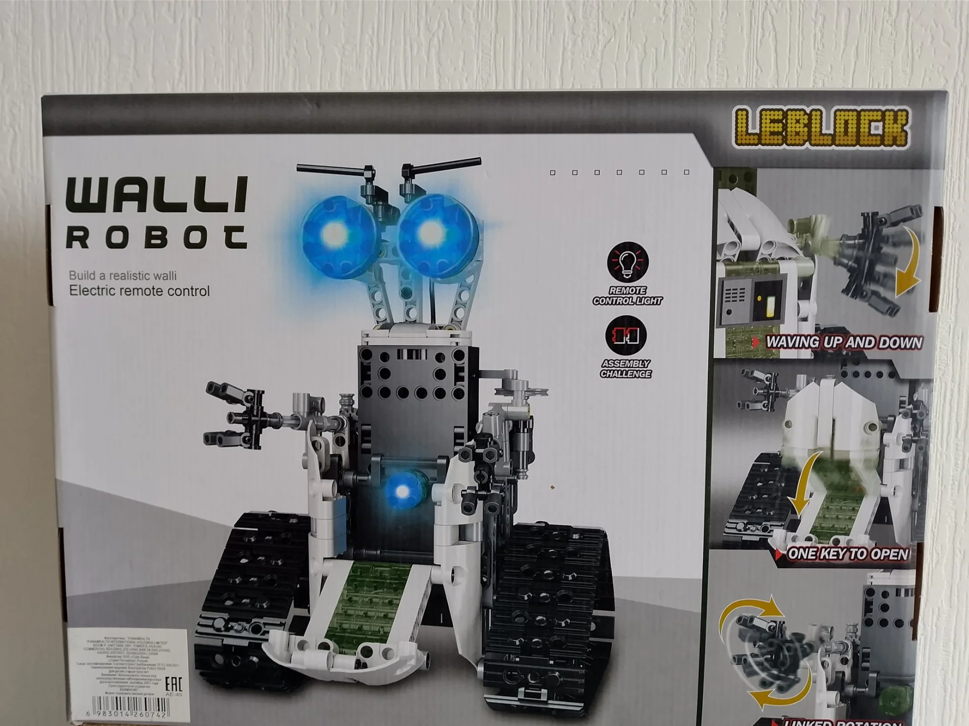 Конструктор-робот ВАЛЛИ (WALL·E) на радиоуправлении, 438+ деталей, свет, движение