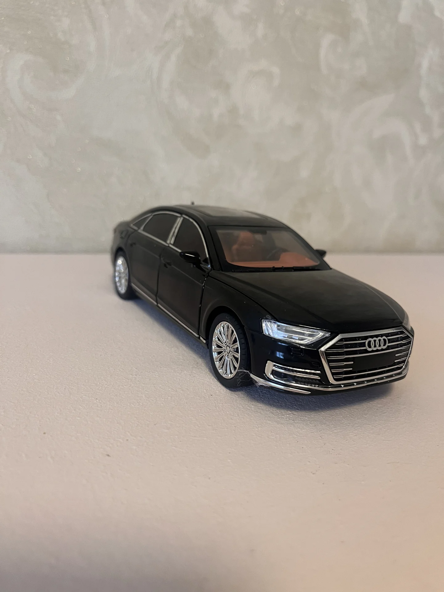 Модель автомобиля Audi A8 - миниатюра 2