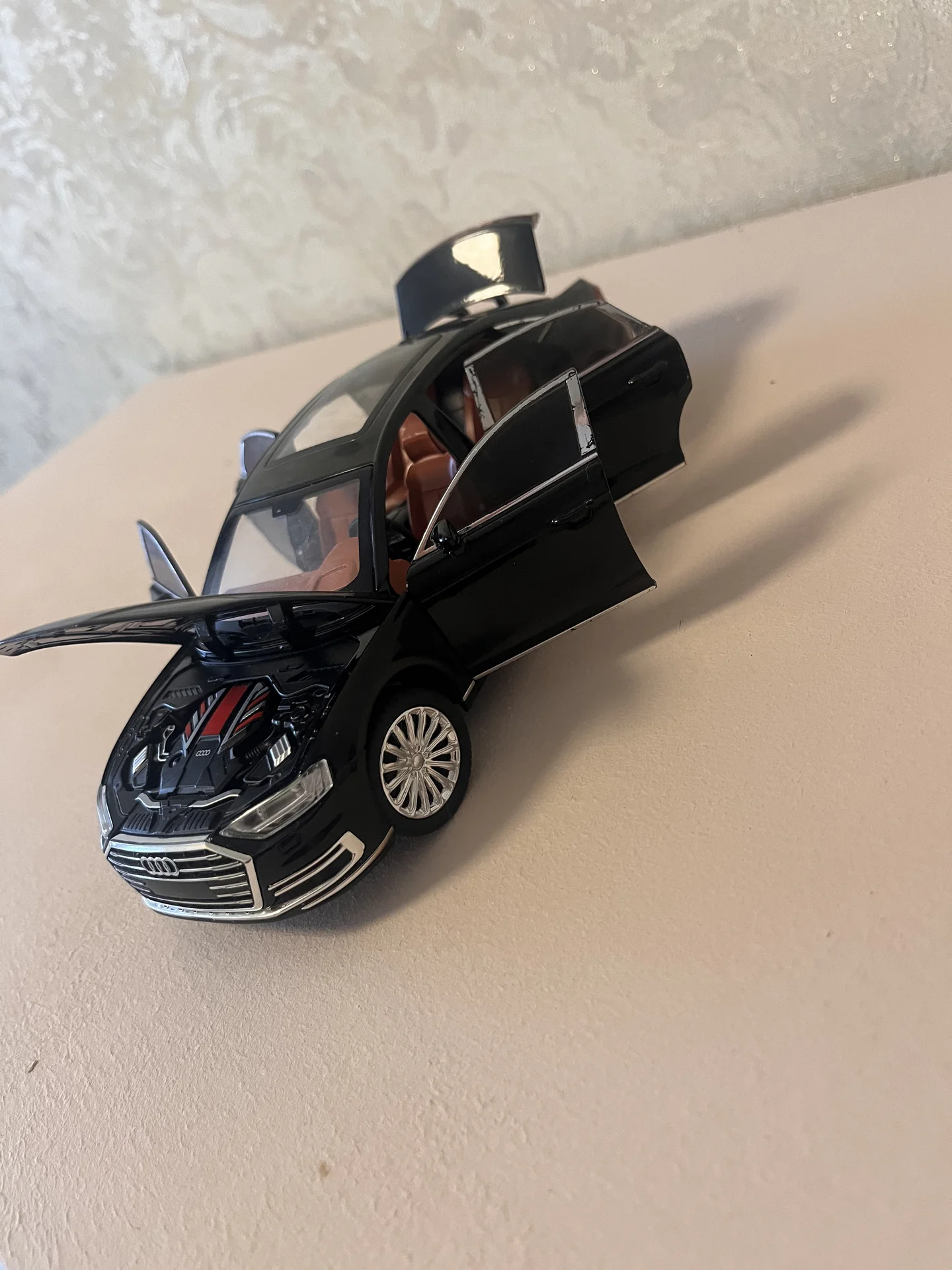 Модель автомобиля Audi A8 - миниатюра 4