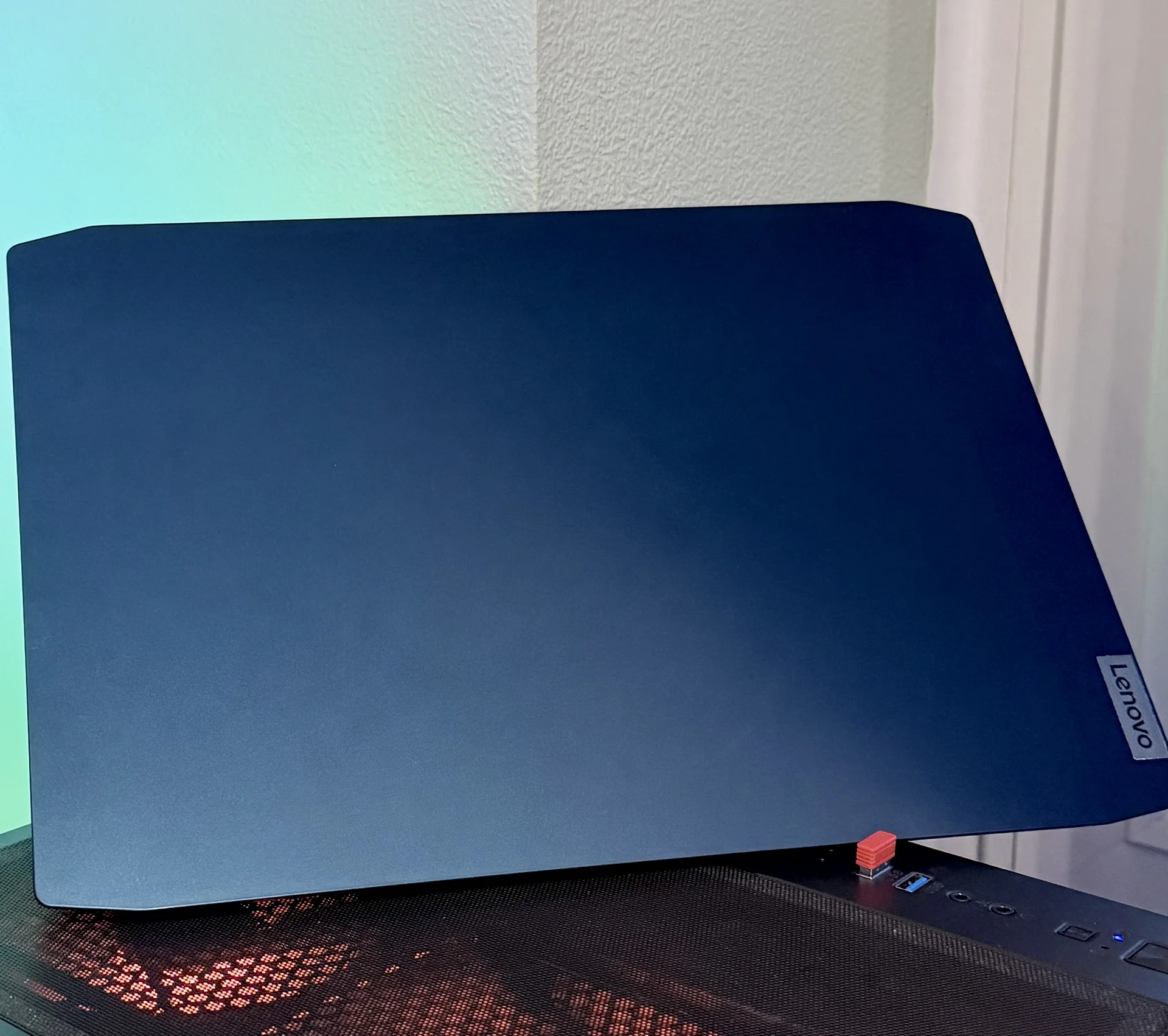 Игровой мощный ноутбук Lenovo Gaming 3 (15IMH05) - миниатюра 2