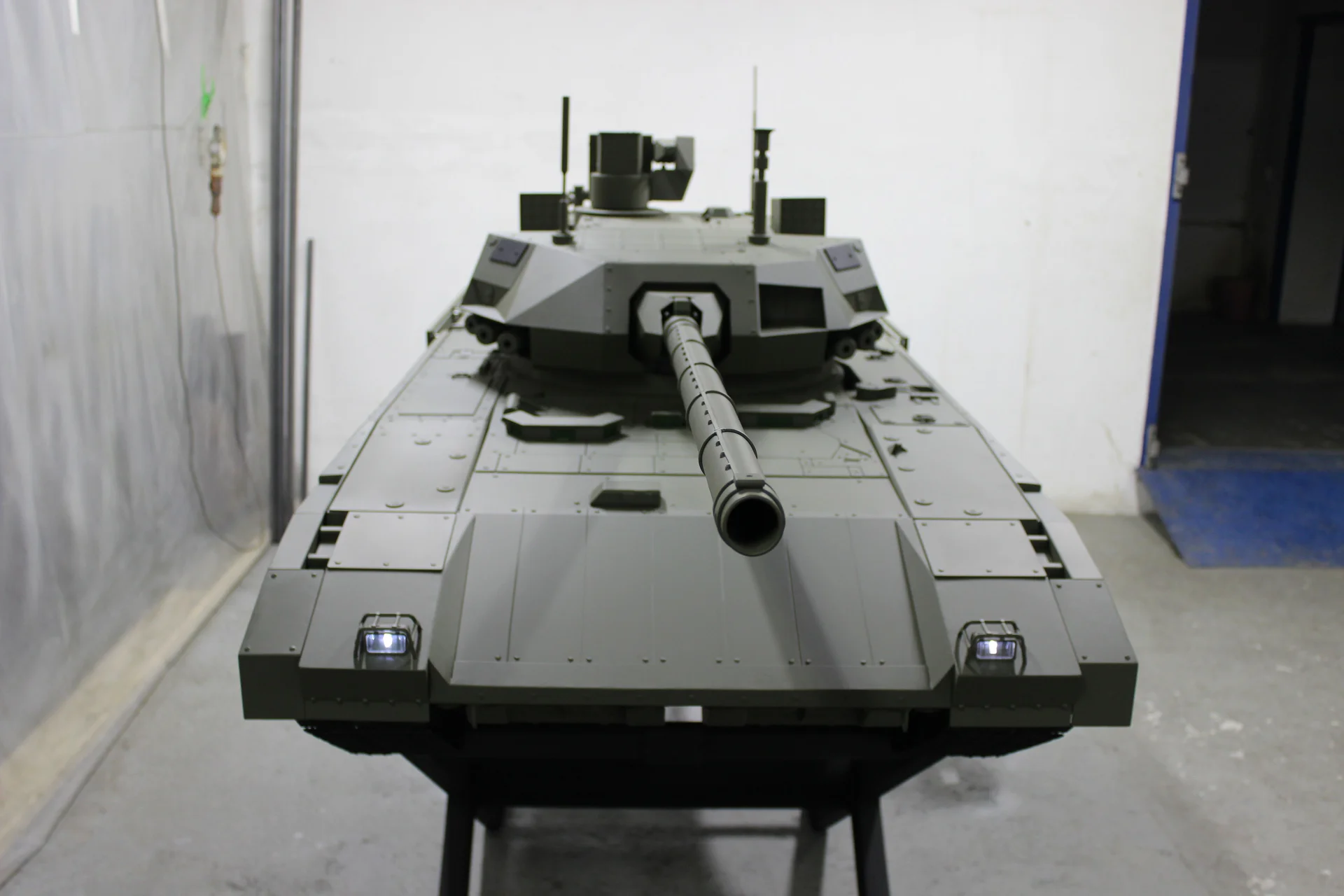 Эксклюзивный макет танка Армата т-14 - миниатюра 2