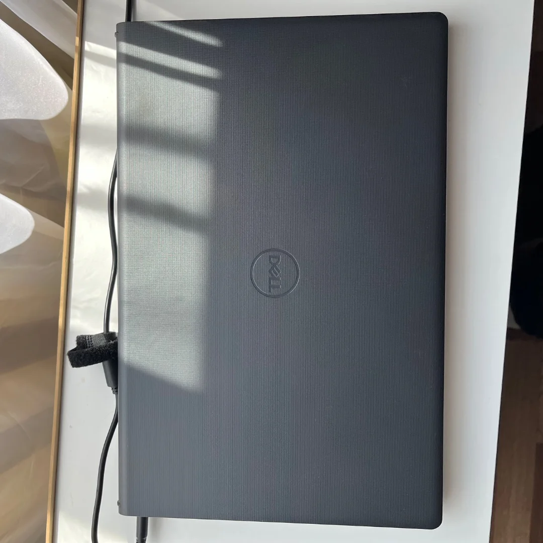 Ноутбук Dell vostro 3520 - миниатюра 3