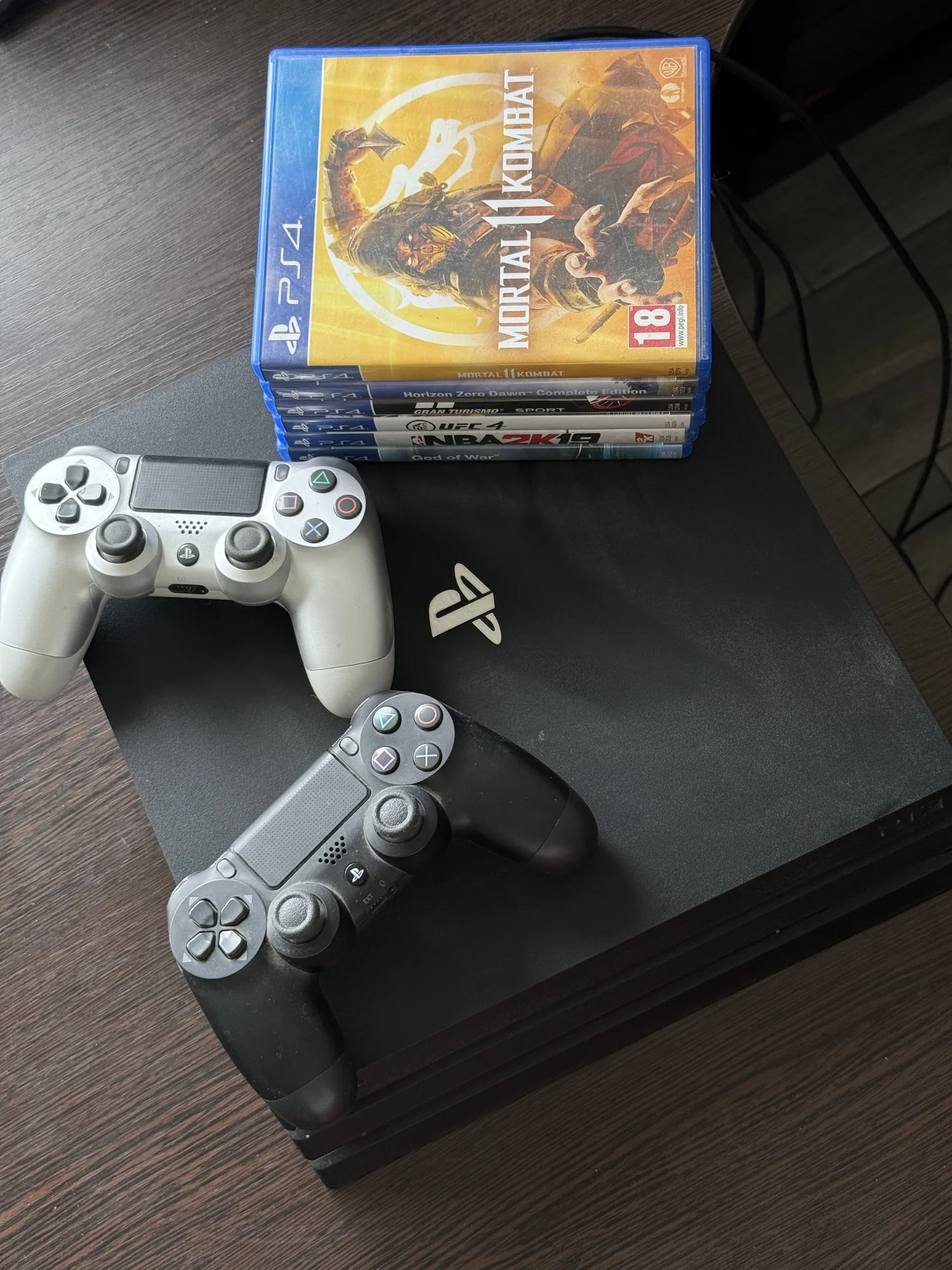 PS4 Pro 1TB + игры - миниатюра 2