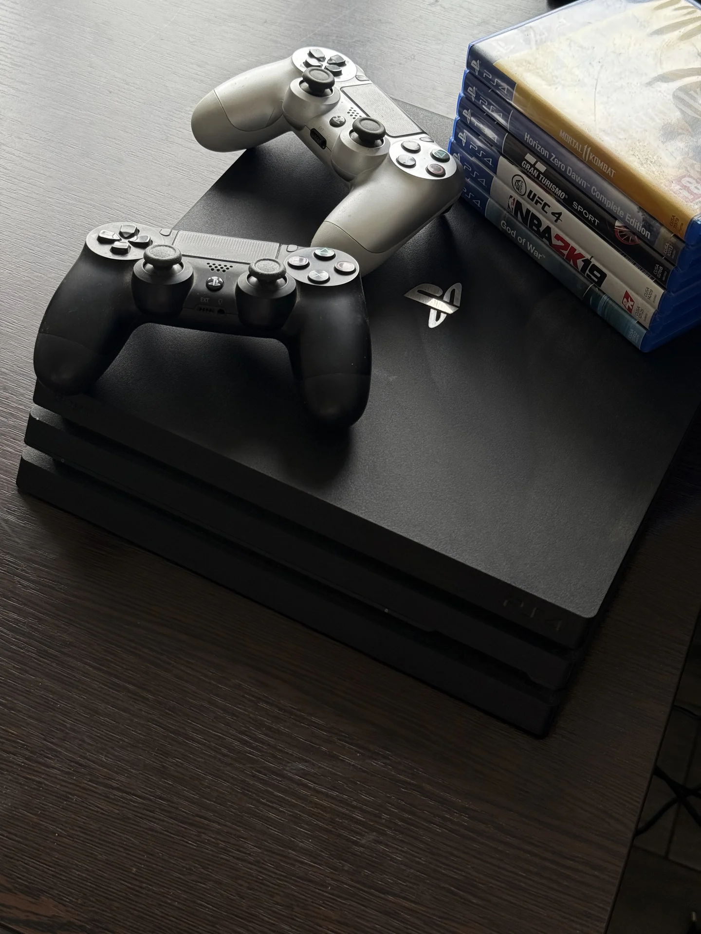 PS4 Pro 1TB + игры - миниатюра 3