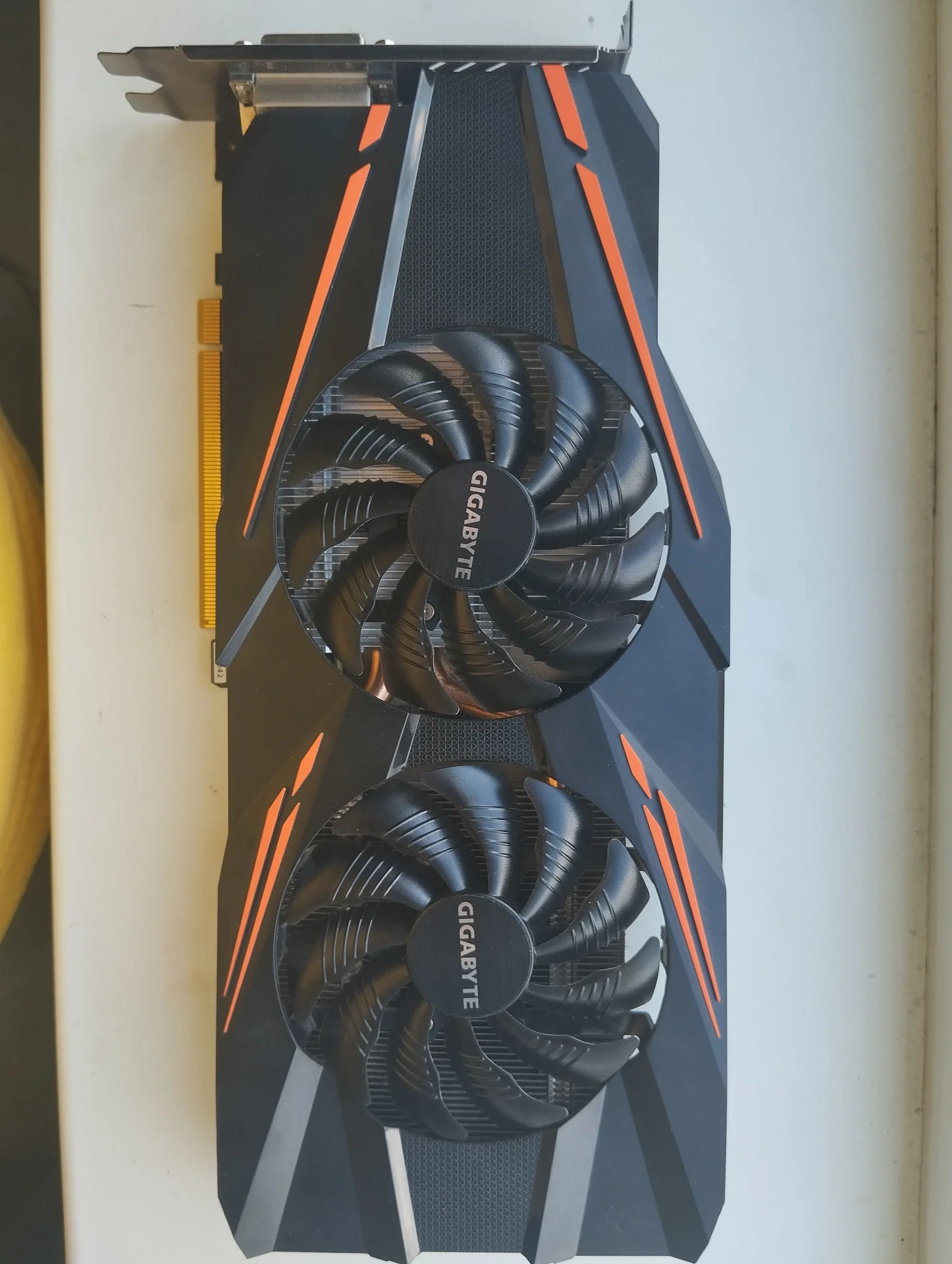 Легендарная видеокарта gigabyte 1070 8gb - изображение 1