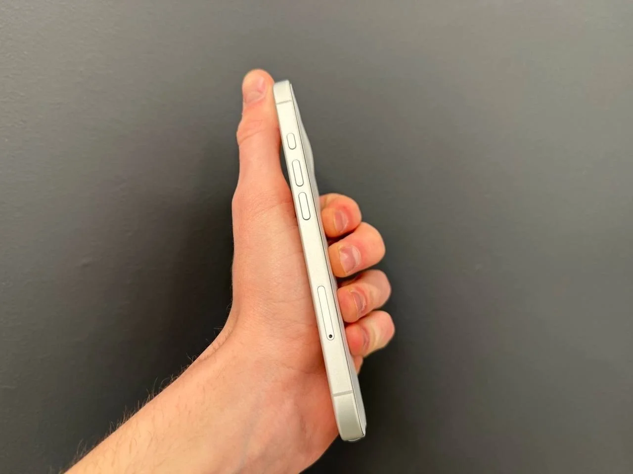 iPhone 16 128 GB Белый sim+eSim - миниатюра 2