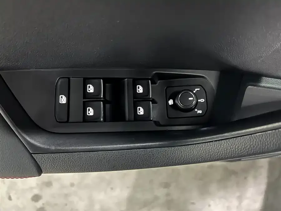 Skoda Karoq 280TSI Premium Edition - миниатюра 8