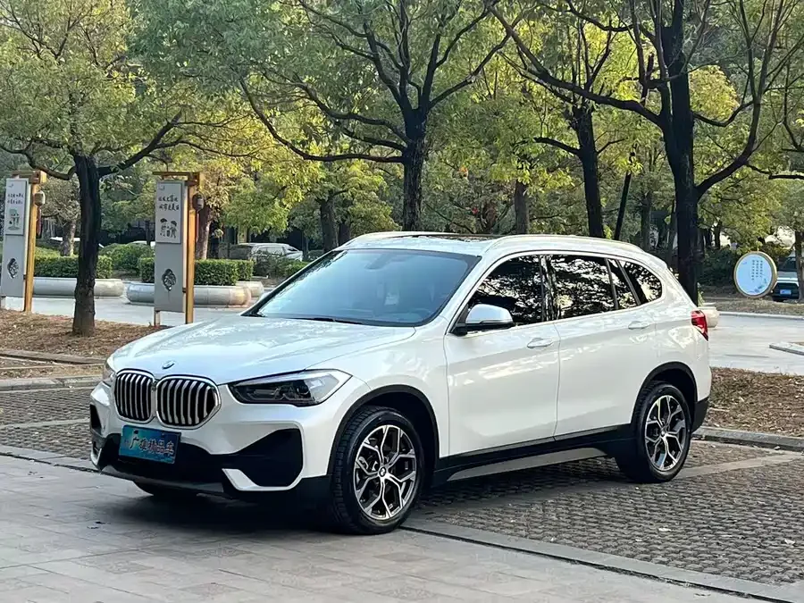 BMW X1 2022 sDrive25Li Leading Edition - изображение 1