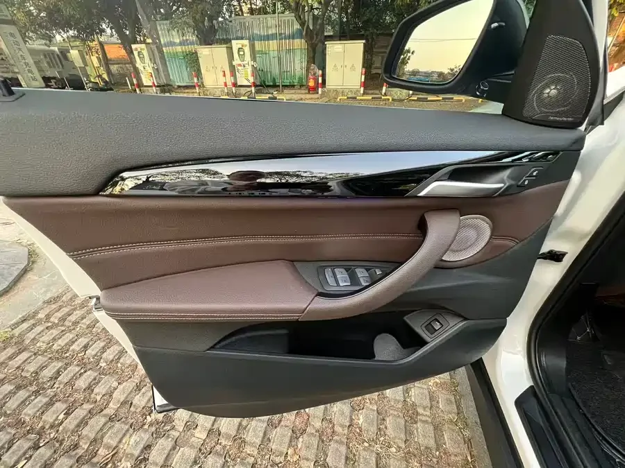 BMW X1 2022 sDrive25Li Leading Edition - миниатюра 8