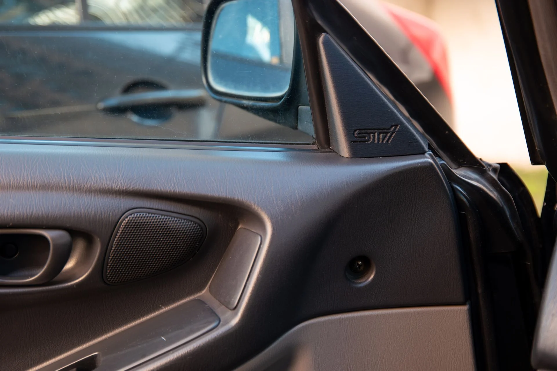 Уголок передней двери subaru sti forester,impreza - миниатюра 3
