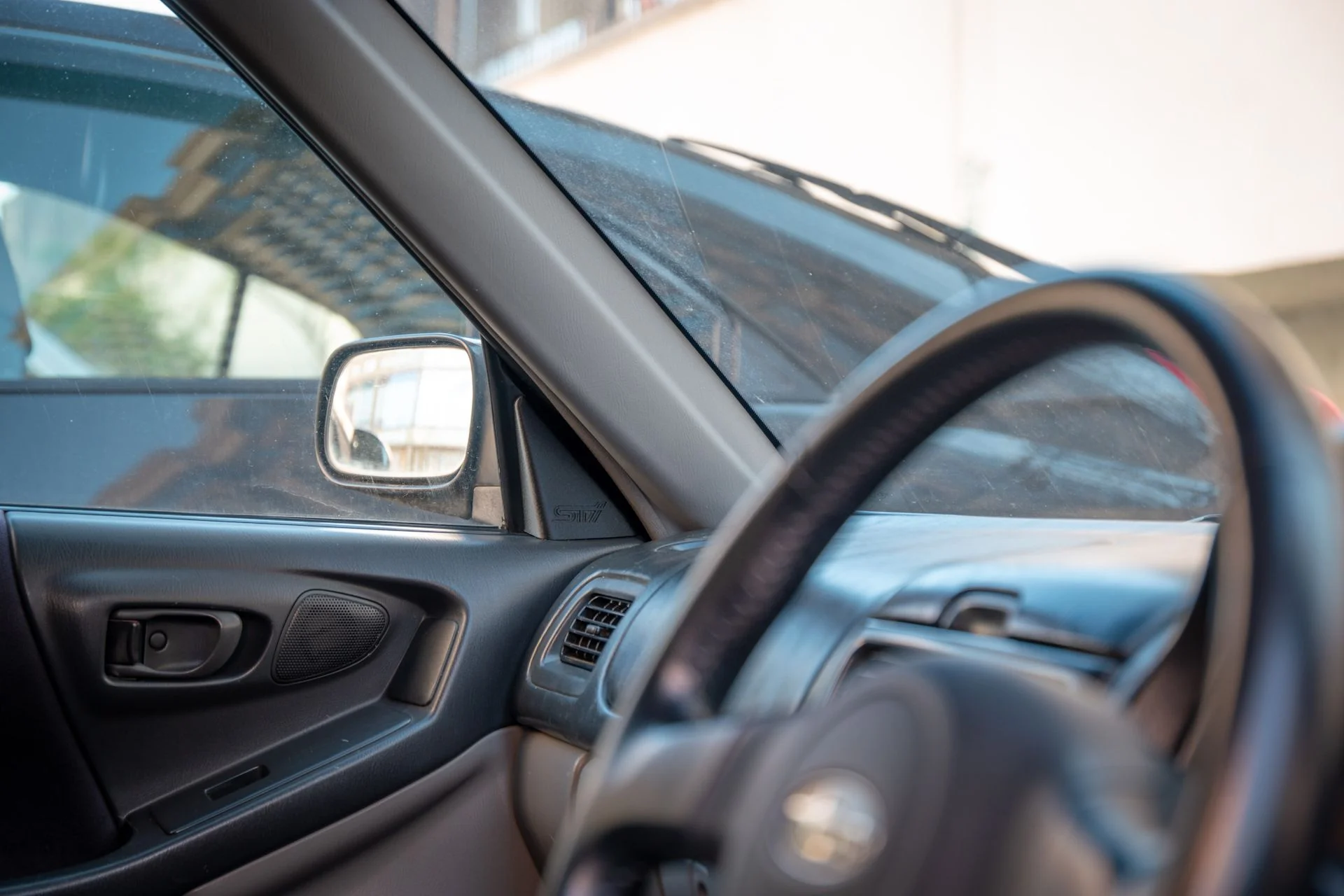Уголок передней двери subaru sti forester,impreza - миниатюра 4