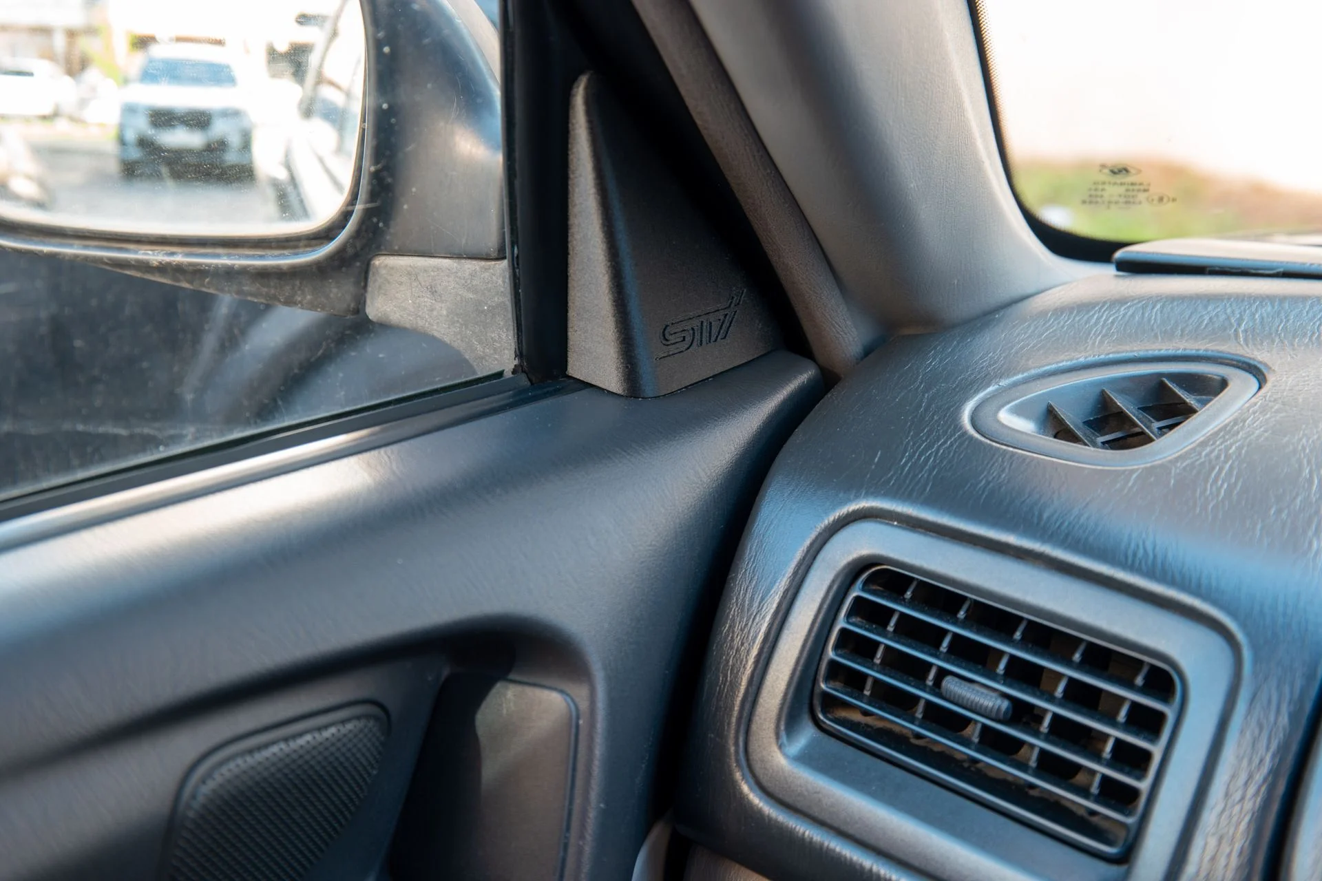 Уголок передней двери subaru sti forester,impreza - миниатюра 5