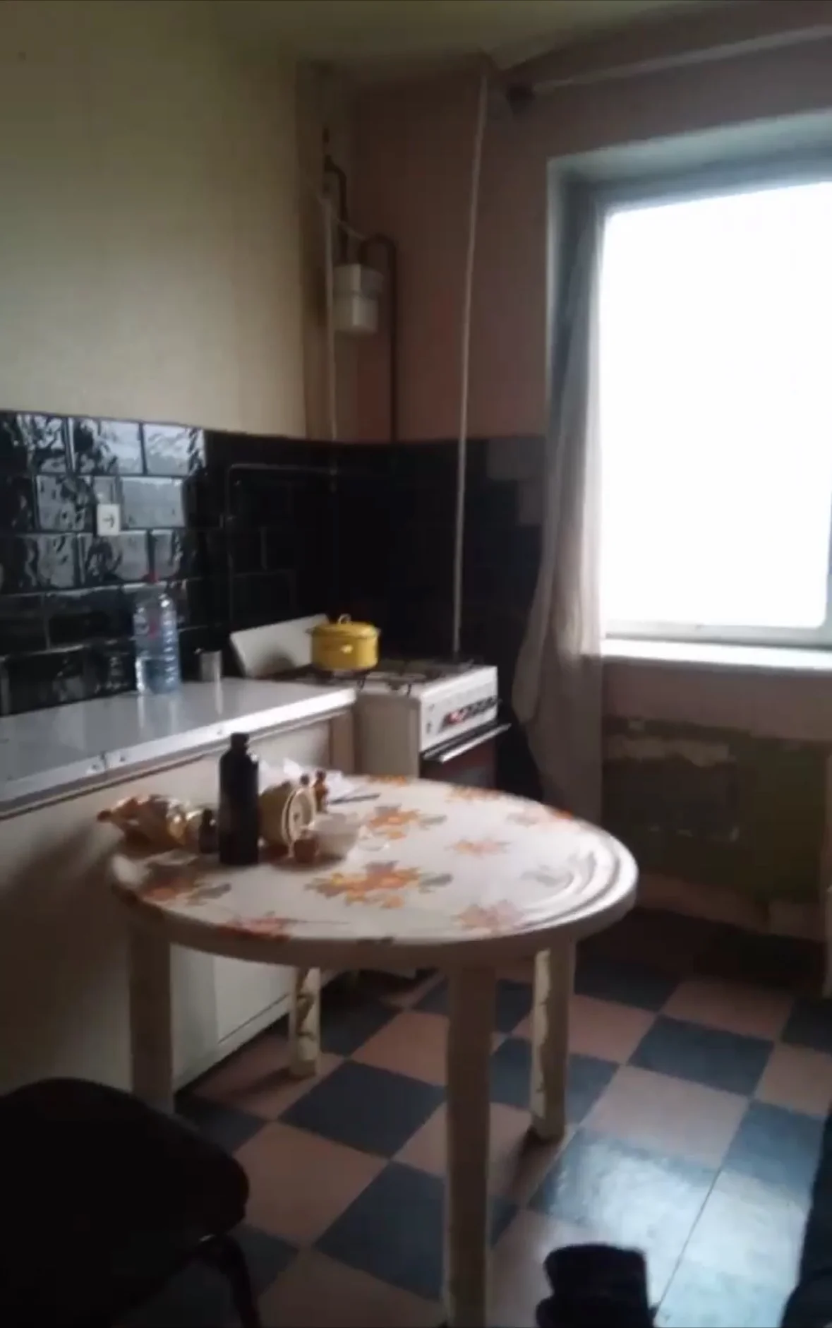 Продаю двухкомнатную квартиру 52 кв. м в жилом состоянии в г. Краснодон ЛНР - изображение 1