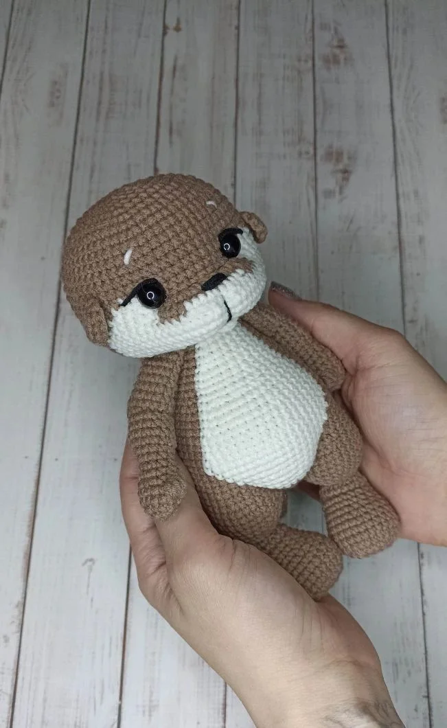 Вязаные игрушки выдрочка - миниатюра 3